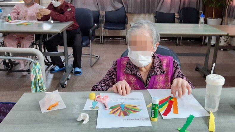 여가프로그램 - 색종이 찢어 공작새 만들기